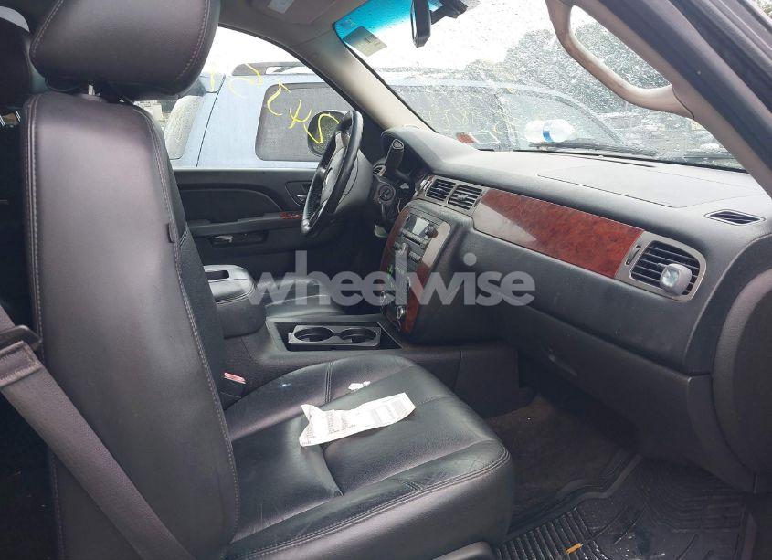 Photo 5 of 2014 Chevrolet Suburban 1500 LT (VIN 1GNSKJE76ER211325)