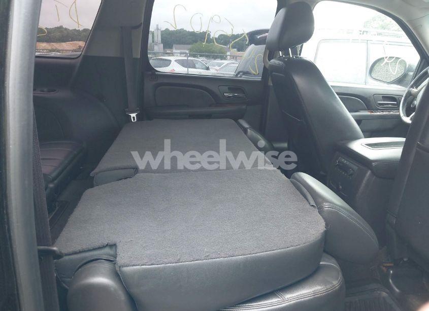 Photo 8 of 2014 Chevrolet Suburban 1500 LT (VIN 1GNSKJE76ER211325)