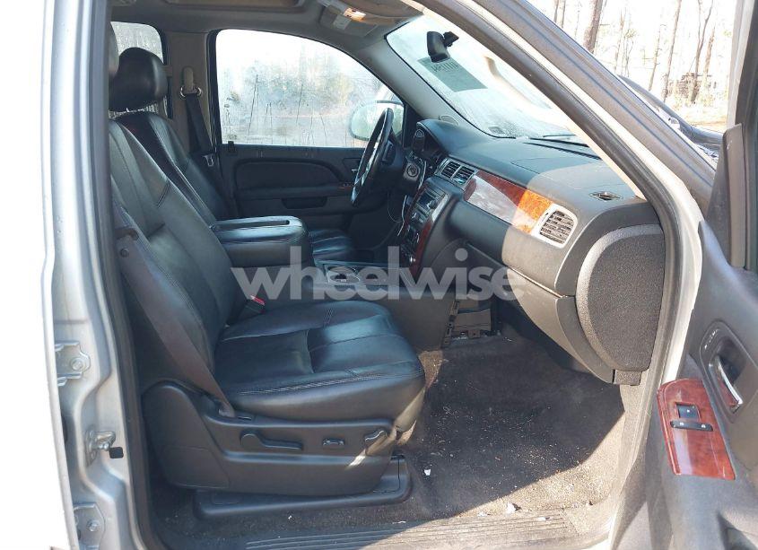 Photo 5 of 2012 Chevrolet Suburban 1500 LT (VIN 1GNSKJE77CR250468)