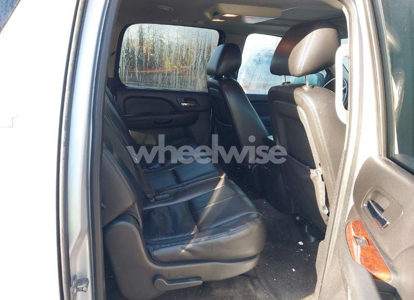 Photo 8 of 2012 Chevrolet Suburban 1500 LT (VIN 1GNSKJE77CR250468)