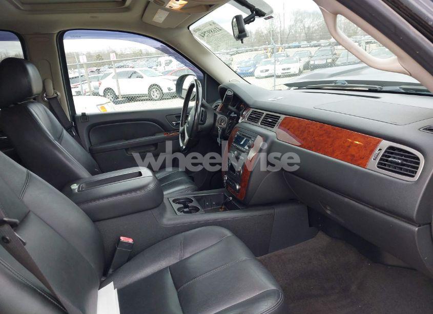 Photo 5 of 2012 Chevrolet Suburban 1500 LT (VIN 1GNSKJE77CR299640)