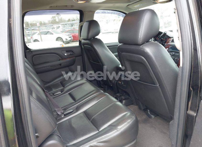 Photo 8 of 2012 Chevrolet Suburban 1500 LT (VIN 1GNSKJE77CR299640)