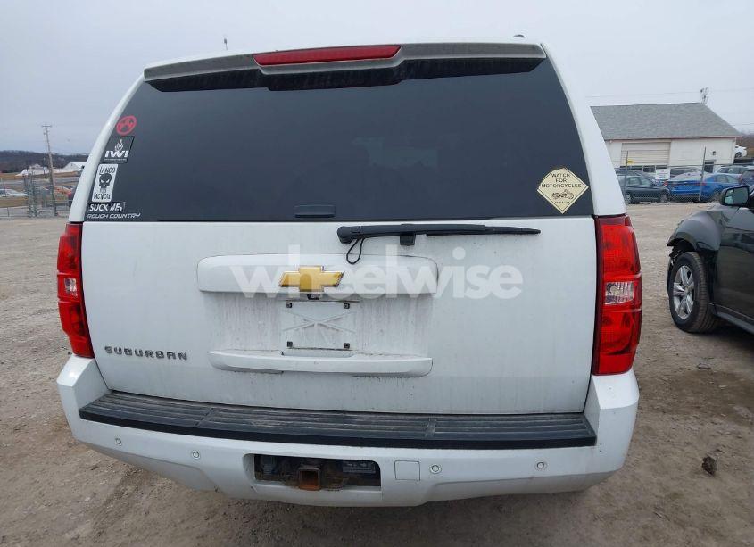 Photo 16 of 2014 Chevrolet Suburban 1500 LT (VIN 1GNSKJE77ER141415)