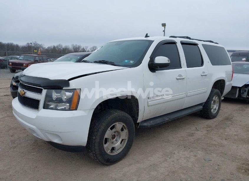 Photo 2 of 2014 Chevrolet Suburban 1500 LT (VIN 1GNSKJE77ER141415)