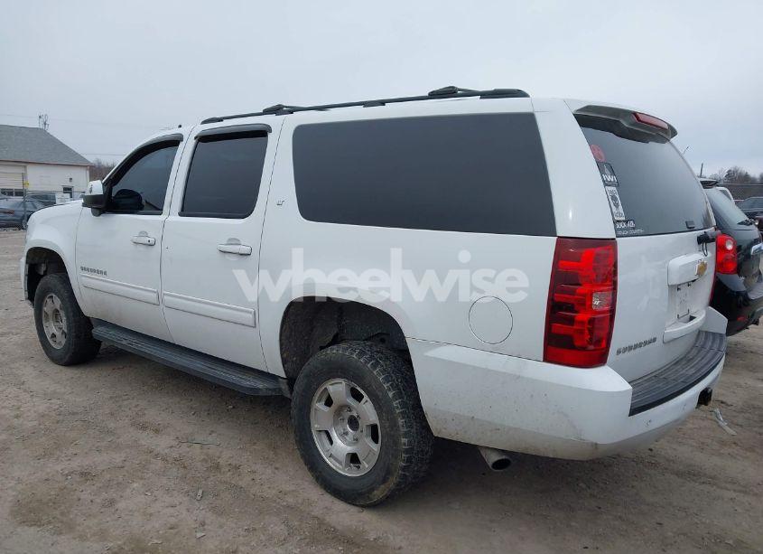 Photo 3 of 2014 Chevrolet Suburban 1500 LT (VIN 1GNSKJE77ER141415)