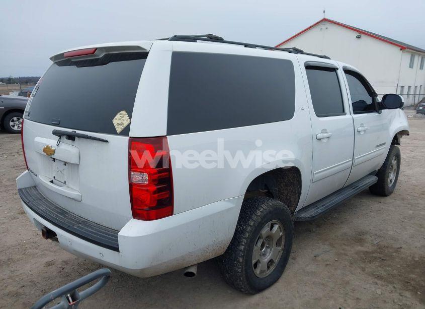Photo 4 of 2014 Chevrolet Suburban 1500 LT (VIN 1GNSKJE77ER141415)
