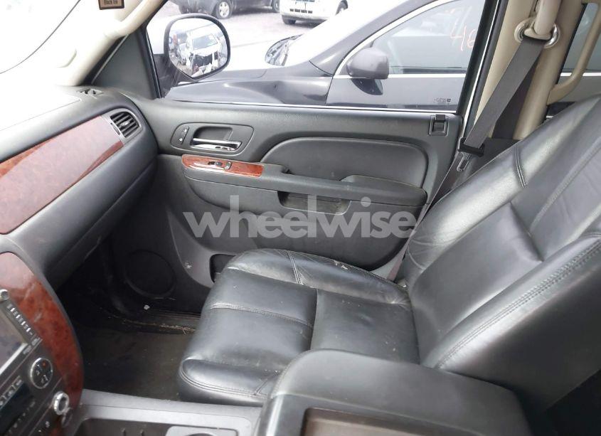 Photo 5 of 2014 Chevrolet Suburban 1500 LT (VIN 1GNSKJE77ER141415)