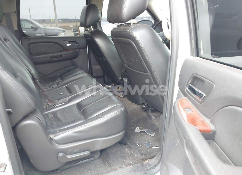 Photo 8 of 2014 Chevrolet Suburban 1500 LT (VIN 1GNSKJE77ER141415)