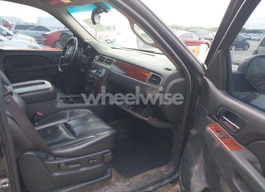 Photo 5 of 2012 Chevrolet Suburban 1500 LT (VIN 1GNSKJE78CR105794)