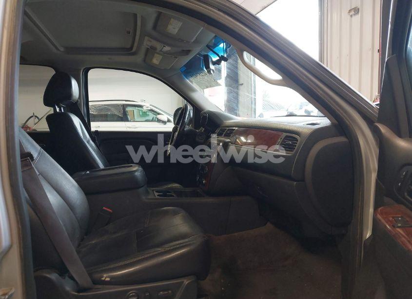 Photo 5 of 2013 Chevrolet Suburban 1500 LT (VIN 1GNSKJE78DR270665)