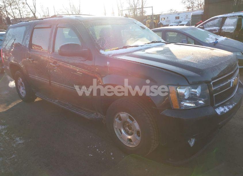 2013 Chevrolet Suburban 1500 LT (VIN 1GNSKJE78DR347079) main photo