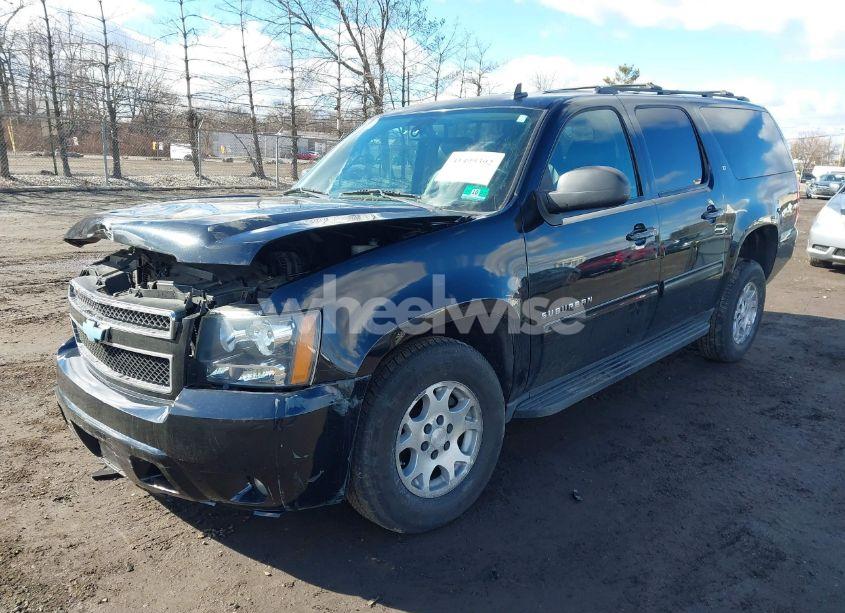 Photo 2 of 2014 Chevrolet Suburban 1500 LT (VIN 1GNSKJE78ER215604)