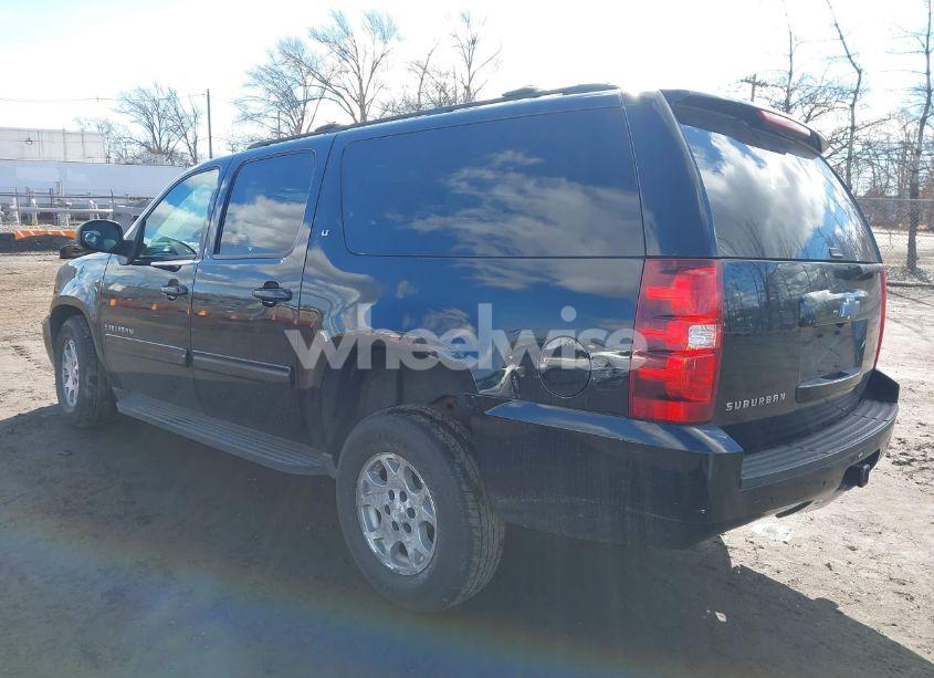 Photo 3 of 2014 Chevrolet Suburban 1500 LT (VIN 1GNSKJE78ER215604)