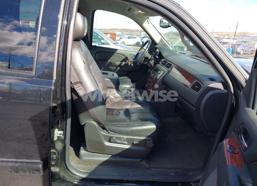 Photo 5 of 2014 Chevrolet Suburban 1500 LT (VIN 1GNSKJE78ER215604)