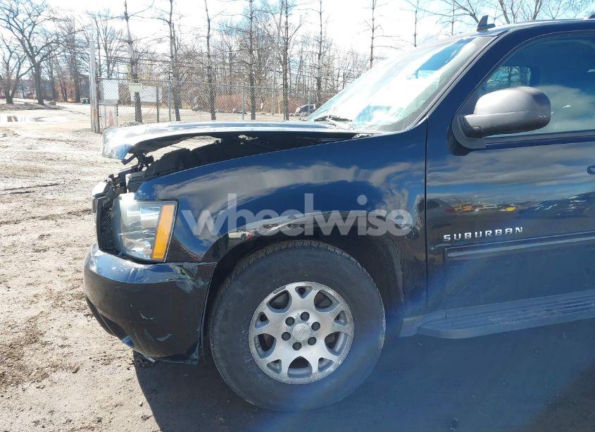 Photo 6 of 2014 Chevrolet Suburban 1500 LT (VIN 1GNSKJE78ER215604)