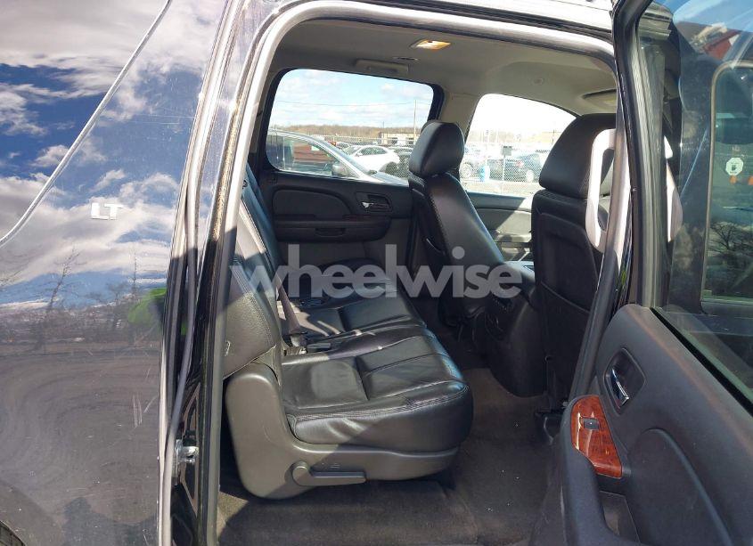 Photo 8 of 2014 Chevrolet Suburban 1500 LT (VIN 1GNSKJE78ER215604)