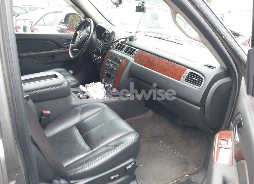 Photo 5 of 2012 Chevrolet Suburban 1500 LT (VIN 1GNSKJE79CR219657)