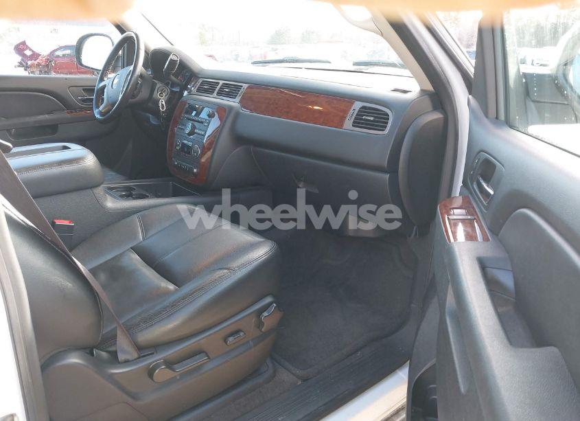 Photo 5 of 2012 Chevrolet Suburban 1500 LT (VIN 1GNSKJE79CR240850)