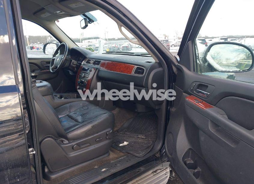 Photo 5 of 2014 Chevrolet Suburban 1500 LT (VIN 1GNSKJE79ER112014)