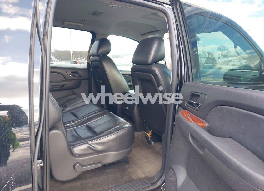 Photo 8 of 2014 Chevrolet Suburban 1500 LT (VIN 1GNSKJE79ER112014)