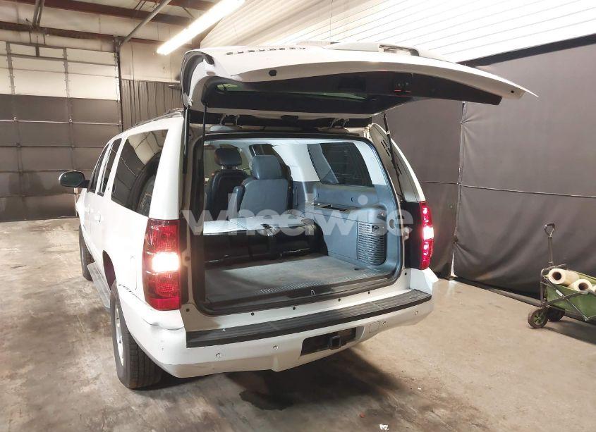 Photo 3 of 2012 Chevrolet Suburban 1500 LT (VIN 1GNSKJE7XCR199239)