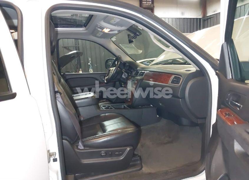 Photo 5 of 2012 Chevrolet Suburban 1500 LT (VIN 1GNSKJE7XCR199239)