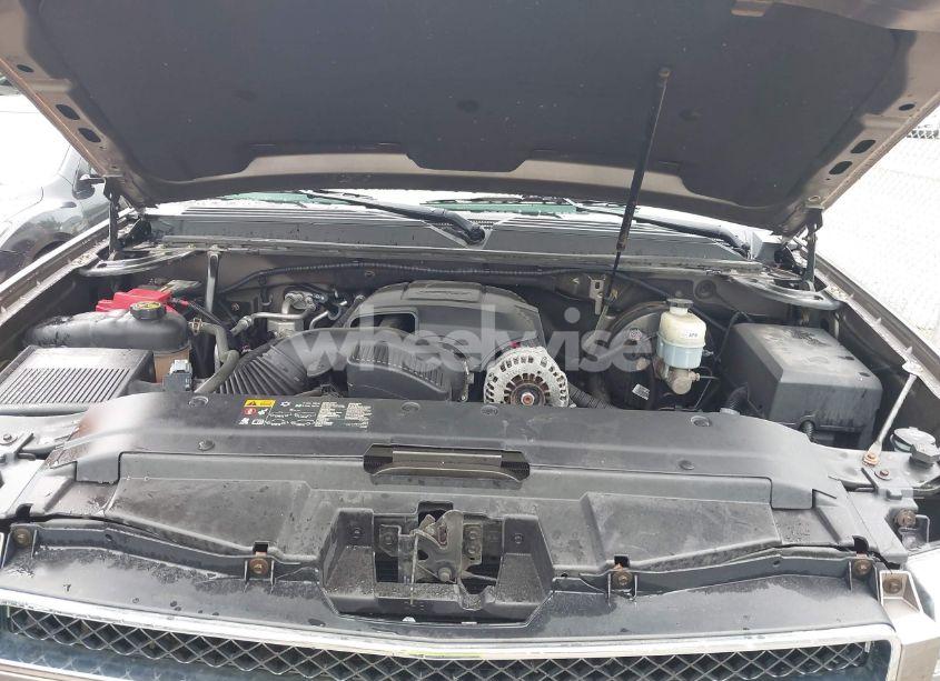 Photo 10 of 2013 Chevrolet Suburban 1500 LT (VIN 1GNSKJE7XDR107421)