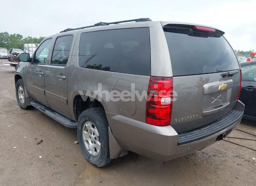 Photo 3 of 2013 Chevrolet Suburban 1500 LT (VIN 1GNSKJE7XDR107421)