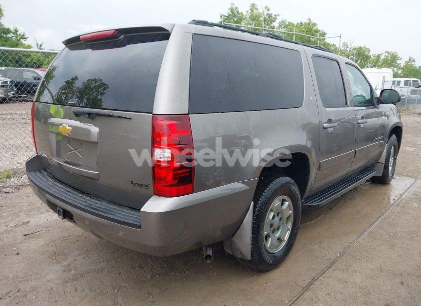 Photo 4 of 2013 Chevrolet Suburban 1500 LT (VIN 1GNSKJE7XDR107421)