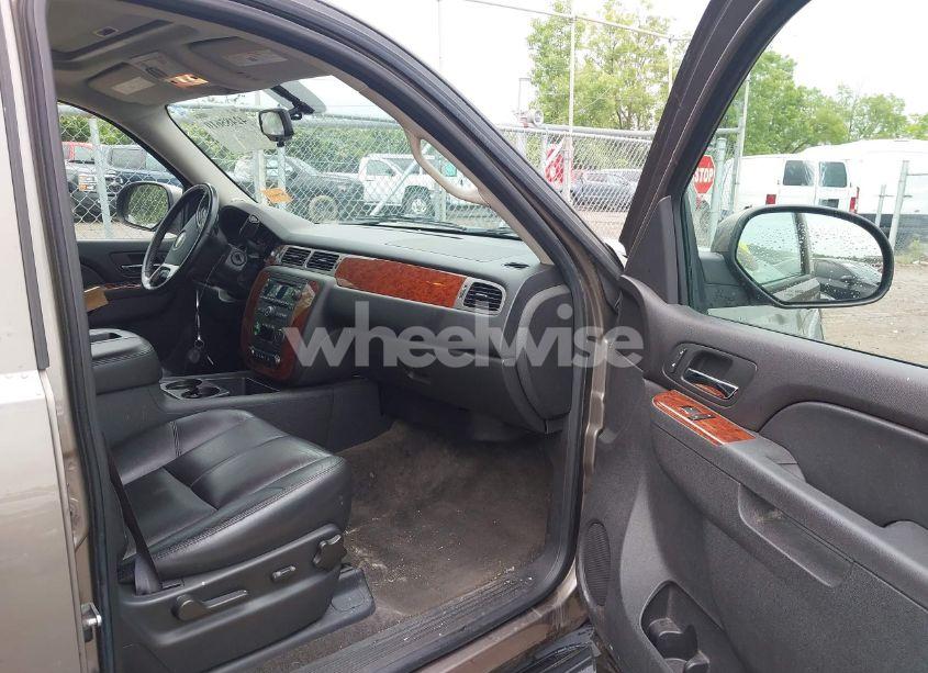 Photo 5 of 2013 Chevrolet Suburban 1500 LT (VIN 1GNSKJE7XDR107421)