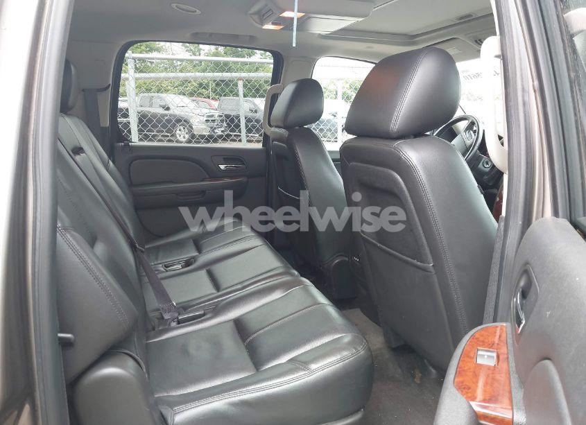 Photo 8 of 2013 Chevrolet Suburban 1500 LT (VIN 1GNSKJE7XDR107421)