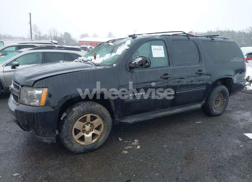 Photo 2 of 2013 Chevrolet Suburban 1500 LT (VIN 1GNSKJE7XDR225923)