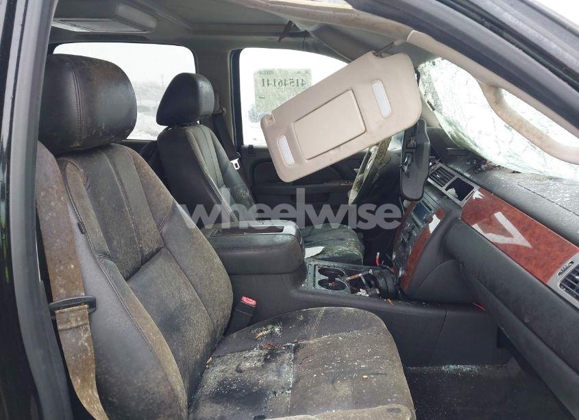 Photo 5 of 2013 Chevrolet Suburban 1500 LT (VIN 1GNSKJE7XDR225923)