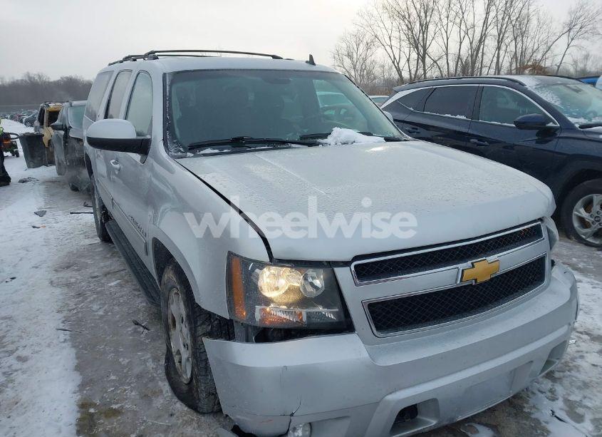2014 Chevrolet Suburban 1500 LT (VIN 1GNSKJE7XER226670) main photo