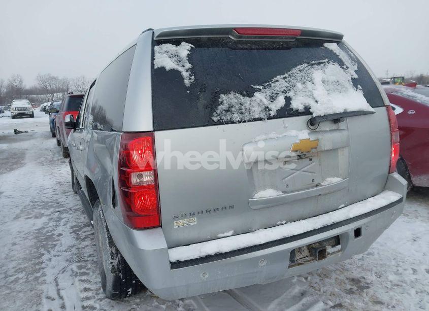 Photo 3 of 2014 Chevrolet Suburban 1500 LT (VIN 1GNSKJE7XER226670)