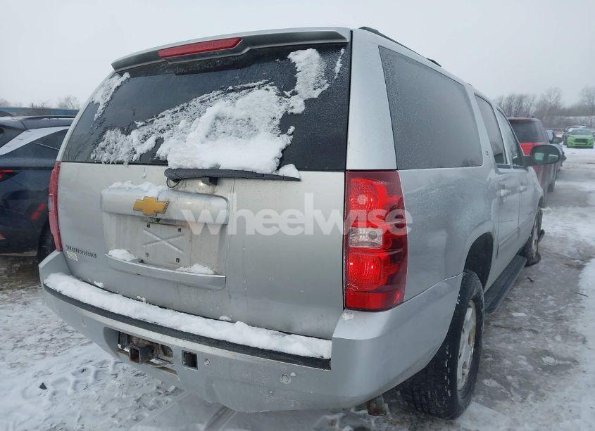 Photo 4 of 2014 Chevrolet Suburban 1500 LT (VIN 1GNSKJE7XER226670)