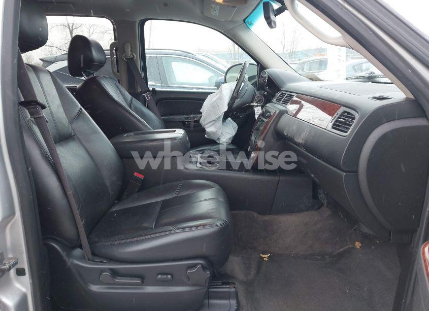 Photo 5 of 2014 Chevrolet Suburban 1500 LT (VIN 1GNSKJE7XER226670)