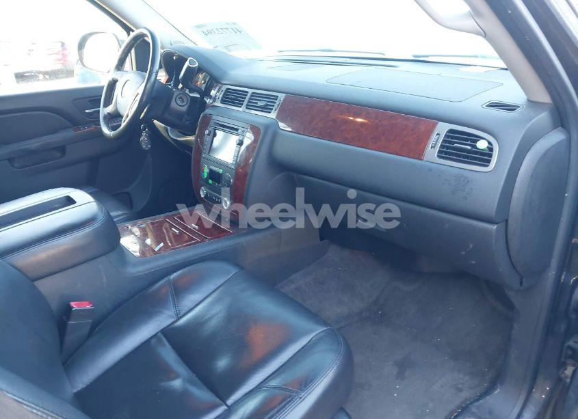 Photo 5 of 2011 Chevrolet Suburban 1500 LTZ (VIN 1GNSKKE38BR102914)