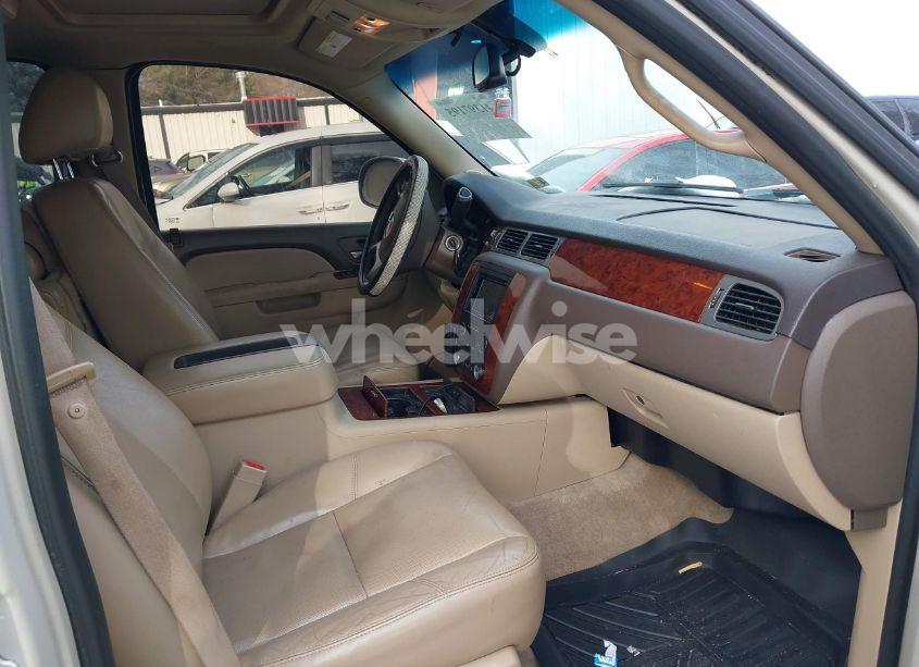 Photo 5 of 2011 Chevrolet Suburban 1500 LTZ (VIN 1GNSKKE38BR231882)