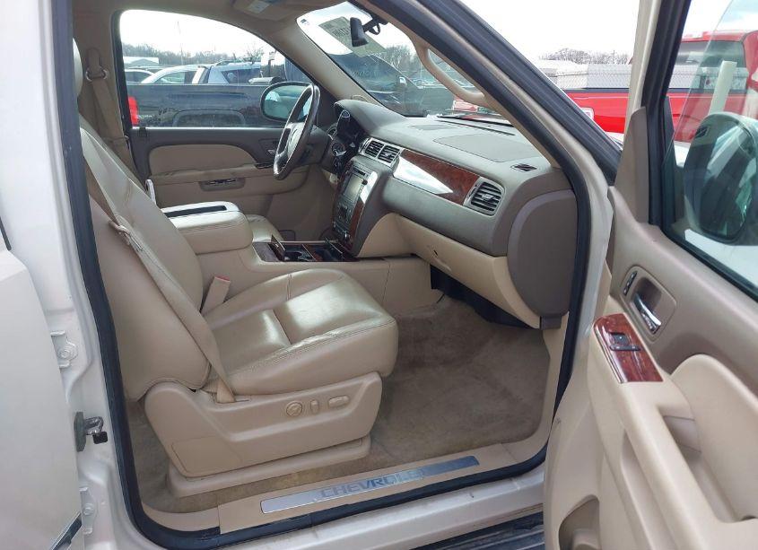 Photo 5 of 2014 Chevrolet Suburban 1500 LTZ (VIN 1GNSKKE75ER134680)