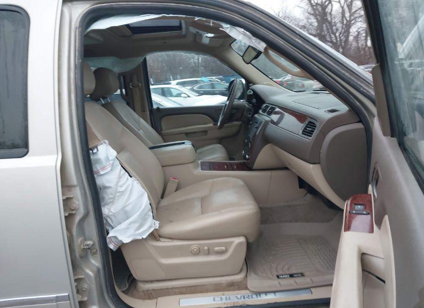 Photo 5 of 2014 Chevrolet Suburban 1500 LTZ (VIN 1GNSKKE77ER176879)