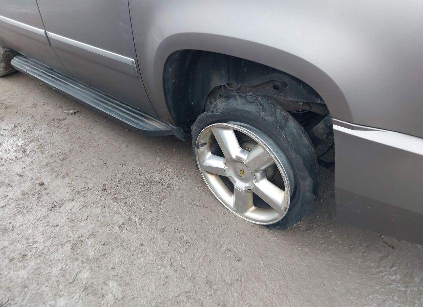 Photo 12 of 2012 Chevrolet Suburban 1500 LTZ (VIN 1GNSKKE7XCR201917)