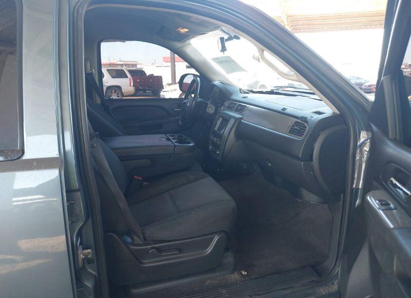 Photo 5 of 2010 Chevrolet Tahoe LS (VIN 1GNUCAE02AR266079)