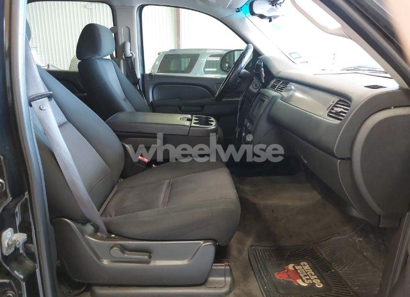 Photo 5 of 2010 Chevrolet Tahoe LS (VIN 1GNUCAE02AR277955)