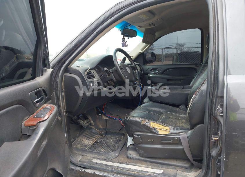 Photo 5 of 2010 Chevrolet Tahoe LS (VIN 1GNUCAE03AR191733)