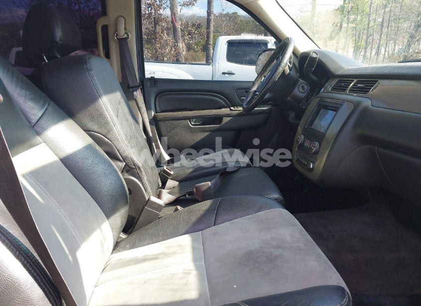 Photo 5 of 2010 Chevrolet Tahoe LS (VIN 1GNUCAE09AR114252)