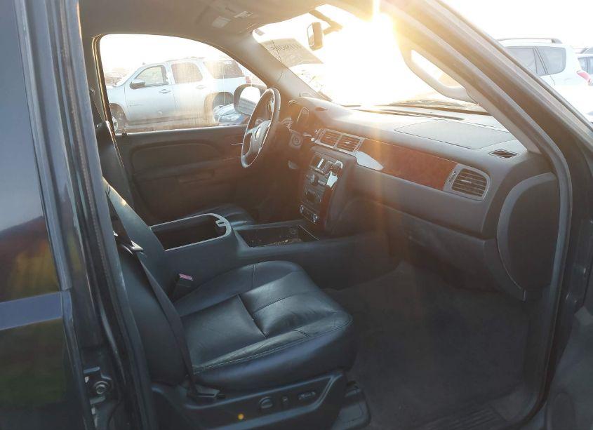 Photo 5 of 2010 Chevrolet Tahoe LT (VIN 1GNUCBE02AR285348)