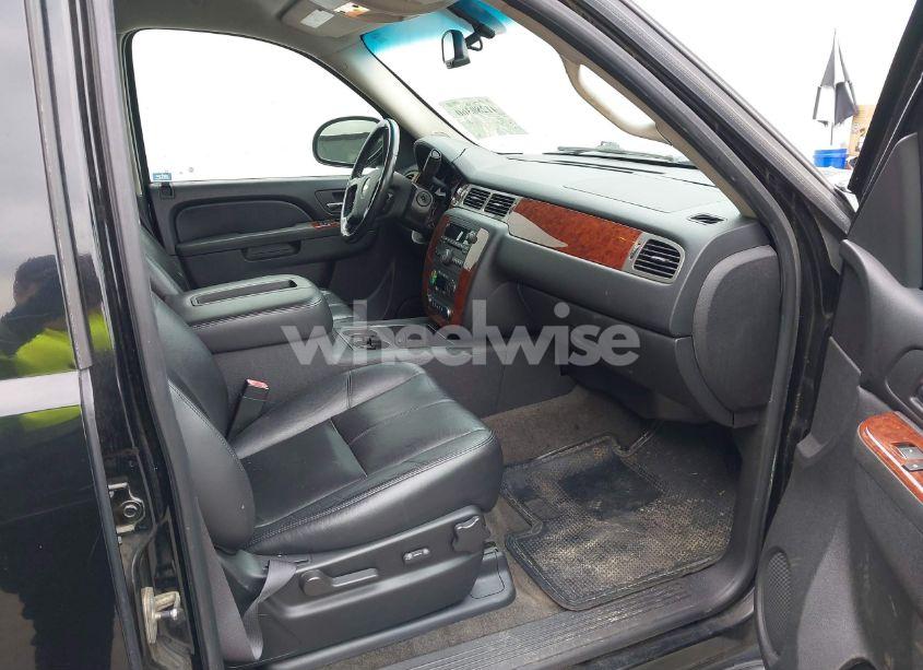 Photo 5 of 2010 Chevrolet Tahoe LT (VIN 1GNUCBE05AR114061)