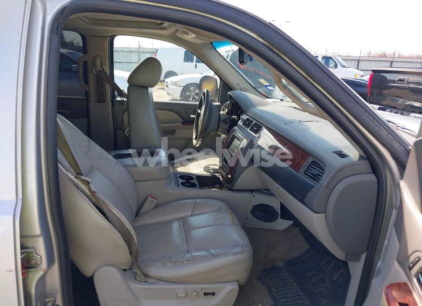 Photo 5 of 2010 Chevrolet Tahoe LT (VIN 1GNUCBE06AR172499)