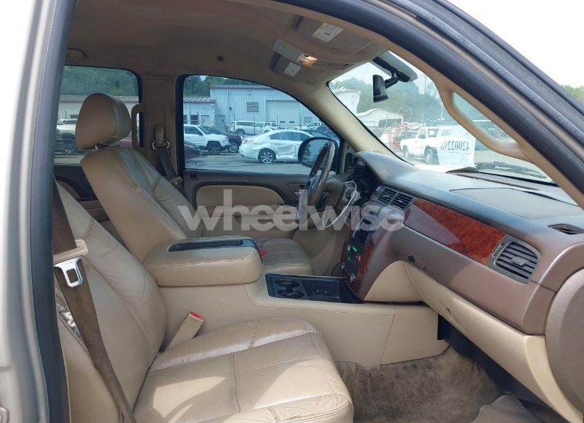 Photo 5 of 2010 Chevrolet Tahoe LT (VIN 1GNUCBE09AR216446)